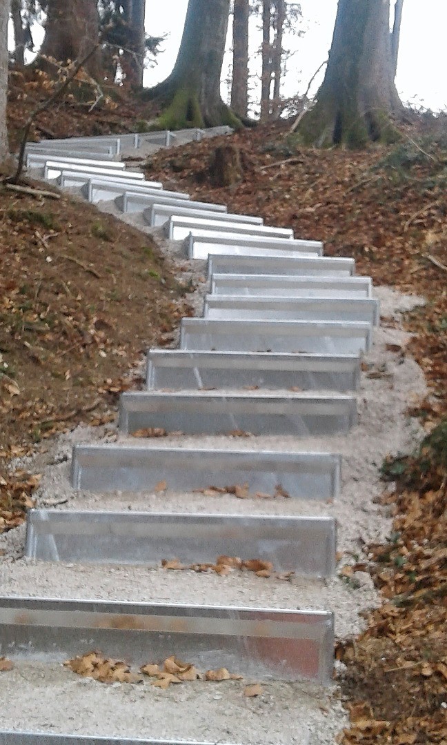 Wackersberg - Waldweg mit neuen Stufen von Alpineisen - 1