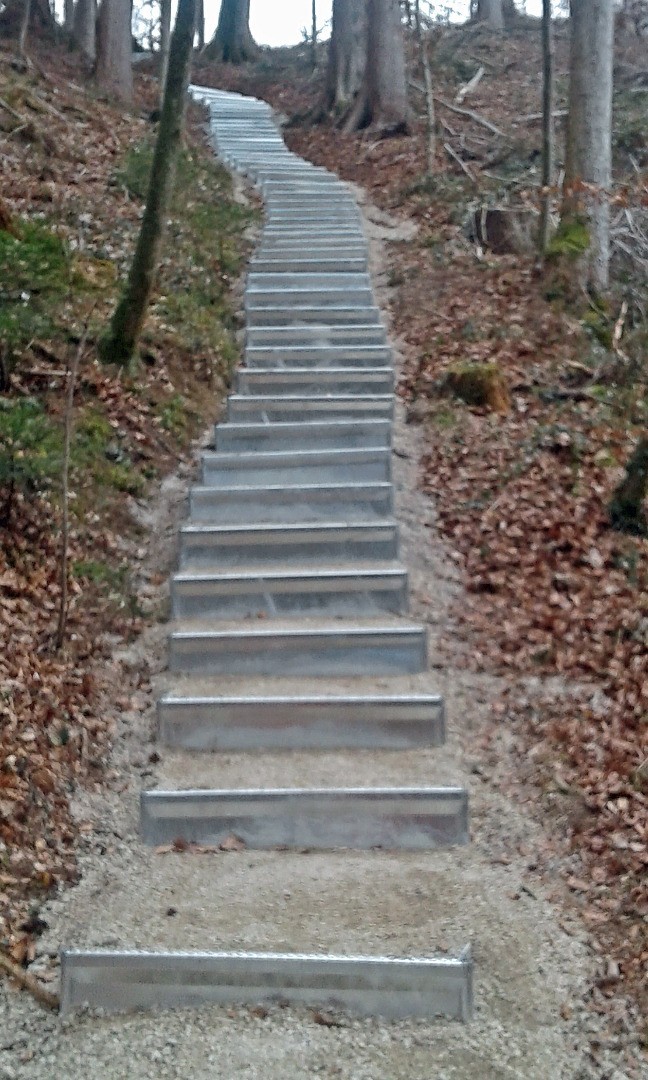 Wackersberg - Waldweg mit neuen Stufen von Alpineisen - 2