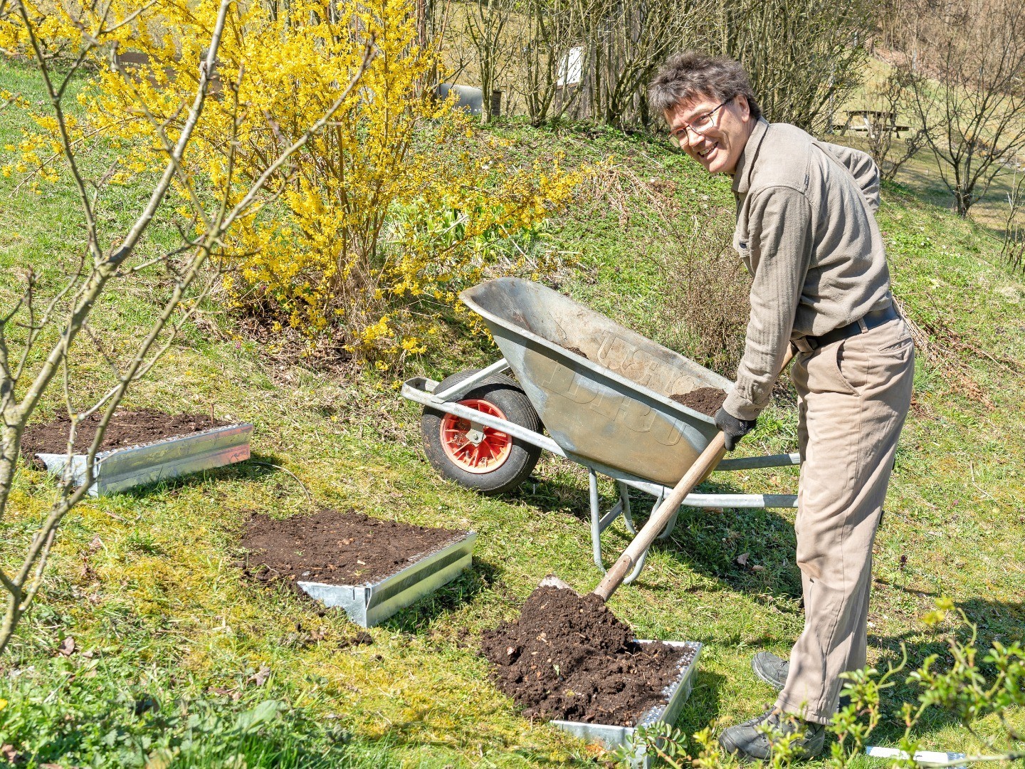 Stufen einhämmern, mit Erde aufschütten und festtreten, los!