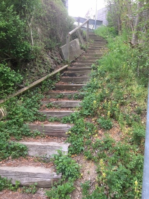 Treppe in Dietenheim vor der Sanierung mit Alpineisen