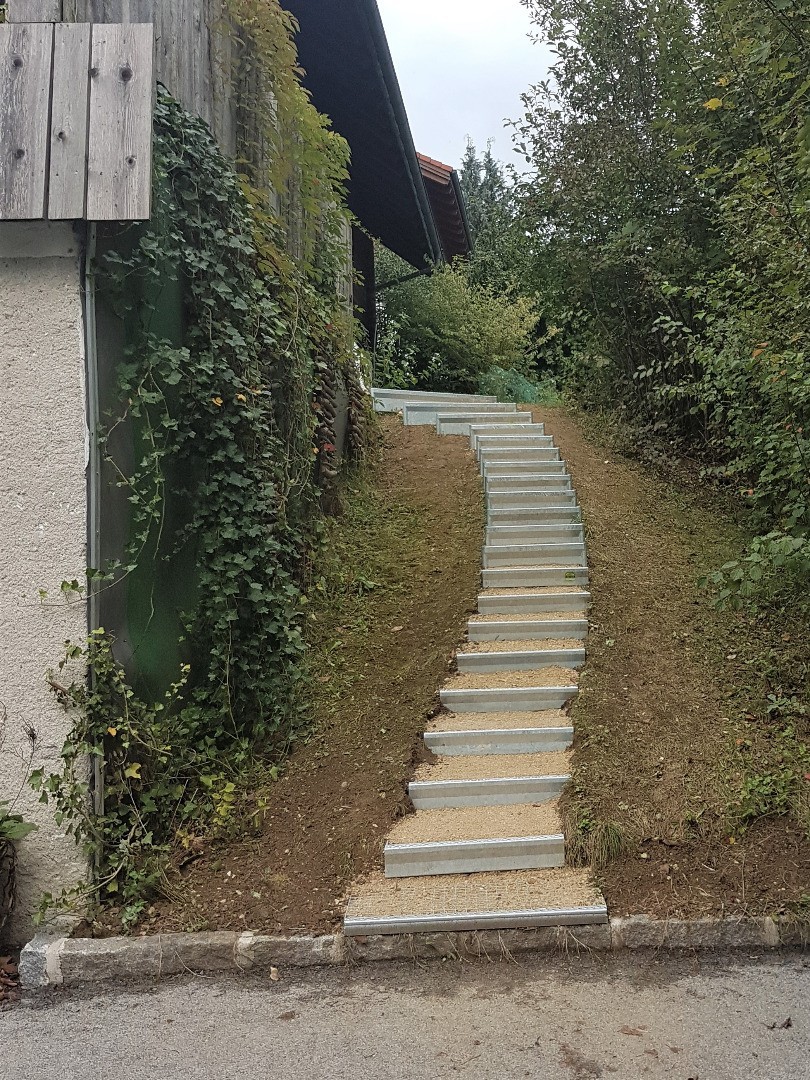 Alpineisen-Stufen im Privatgarten