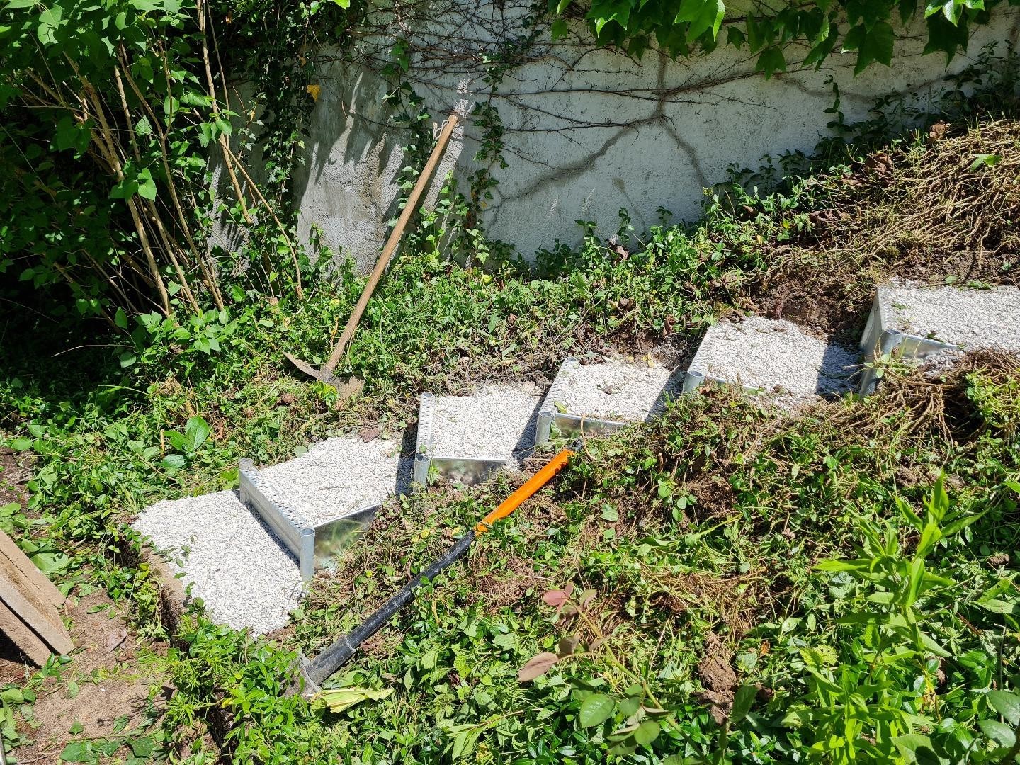 Alpineisen-Stufen mit Kies gefüllt