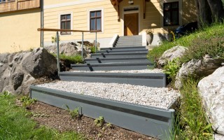 pulverbeschichtete Alpineisen im Garten