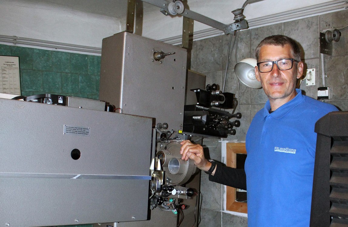 Willi Bachbauer und 35mm Projektor ©thesnips