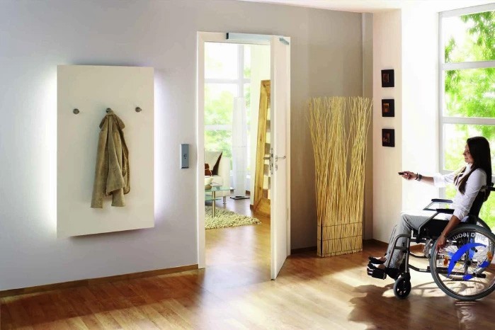 Gezetüröffner mit Rollstuhlfahrerin.jpg