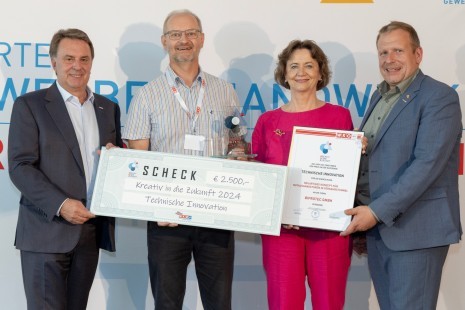 Personen bei der Verleihung des Preises