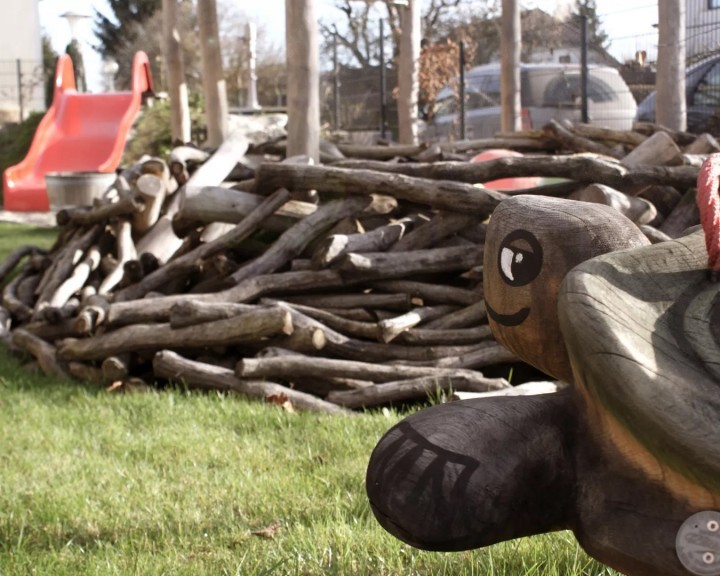 Umdasch Spielplatz Betrieb Kindergarten Sandspiel Beschattung Rutsche Wipptier Schildkröte