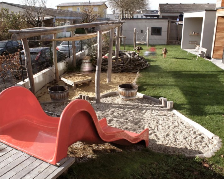Umdasch Spielplatz Betrieb Kindergarten Rutschenhügel