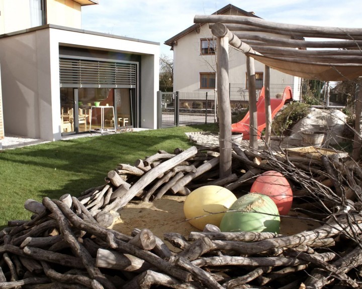 Umdasch Spielplatz Betrieb Kindergarten Sandspiel Beschattung Rutsche