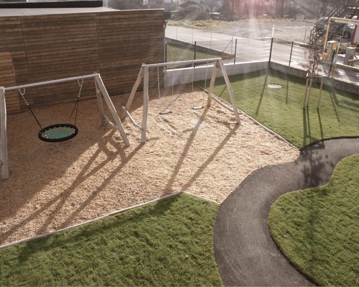 Schaukel Landesklinikum Hort Spielplatz Amstetten