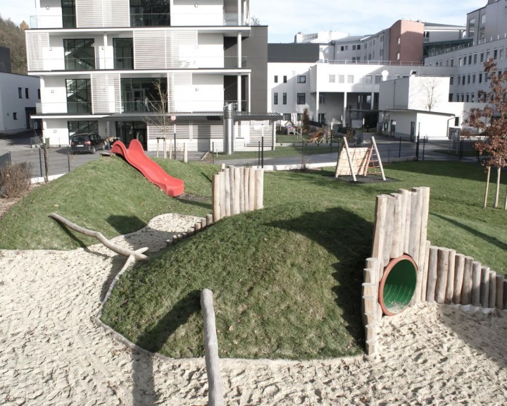 Spielhügel Rutsche Landesklinikum Hort Spielplatz Amstetten