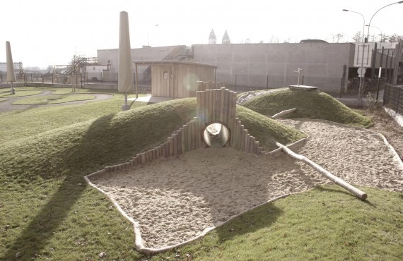 Spielhügel Klettern Landesklinikum Hort Spielplatz Amstetten