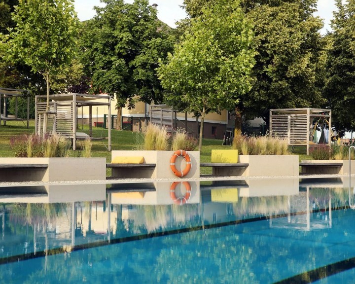 Freiraumöblierung und Tröge Stauden Freibad Aschbach