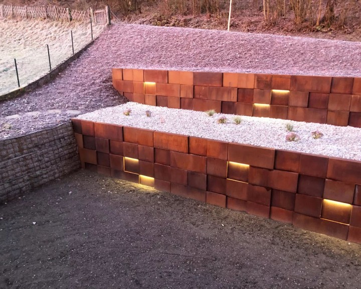 Beleuchtung Corten Stahl Mauer