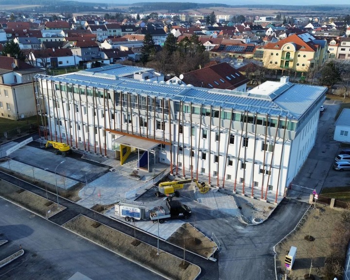 Luftbild südansicht BH Fassadenbegrünung BH Neunkirchen