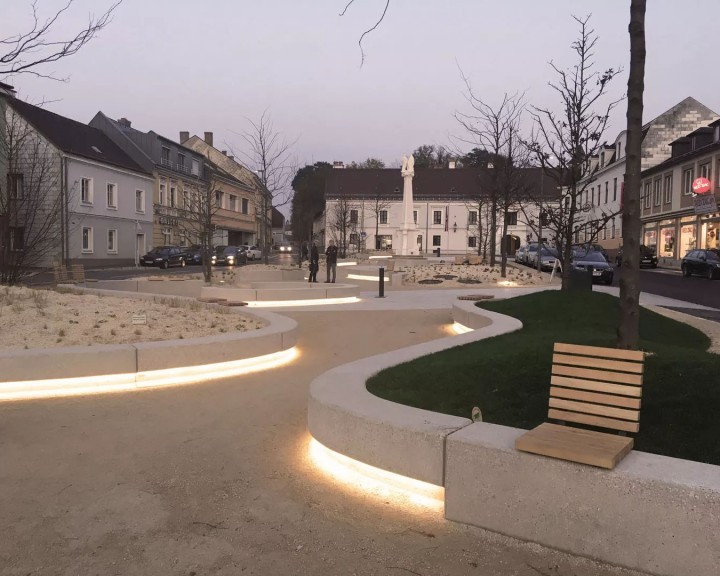 Beleuchteter Hauptplatz St Leonhard