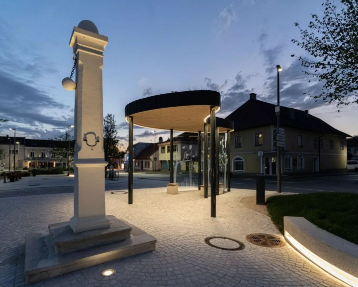 Hauptplatz St Leonhard Überdachtes Zentrum Bushaltestelle Nacht