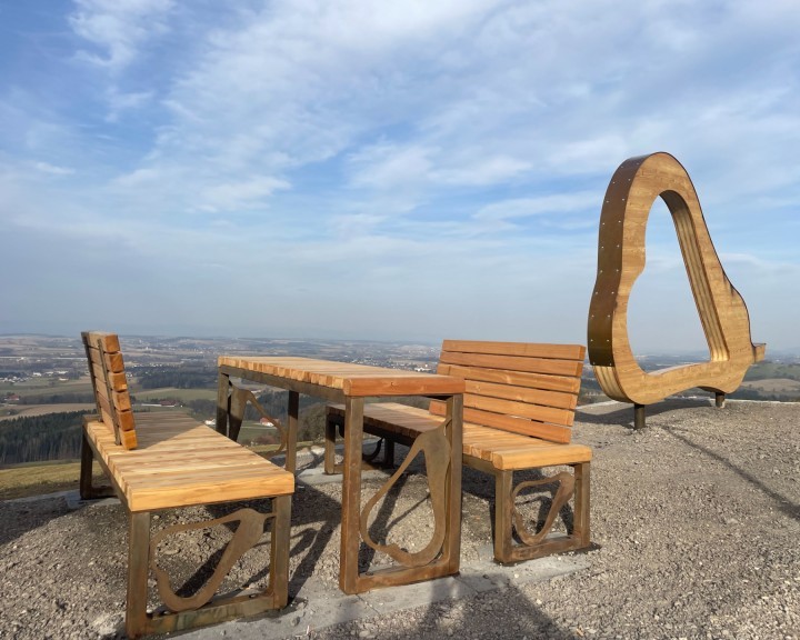 Freiraummobiliar Herz des Mostviertel Kleinregion Tisch Bank Kombination