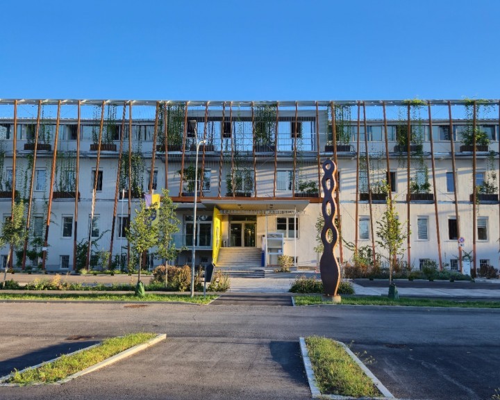 Eröffnung BH Neunkirchen Eingang Vorplatz Fassadenbegrünung