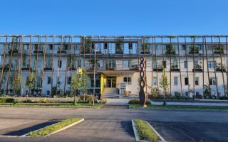 Eröffnung BH Neunkirchen Eingang Vorplatz Fassadenbegrünung