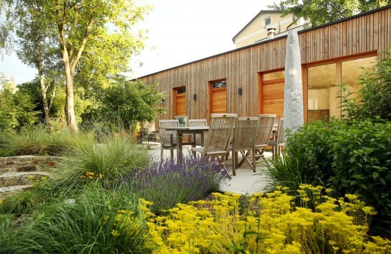 Sitzplatz privat Garten G Staudenbeet Gehölze Bäume Beschattung