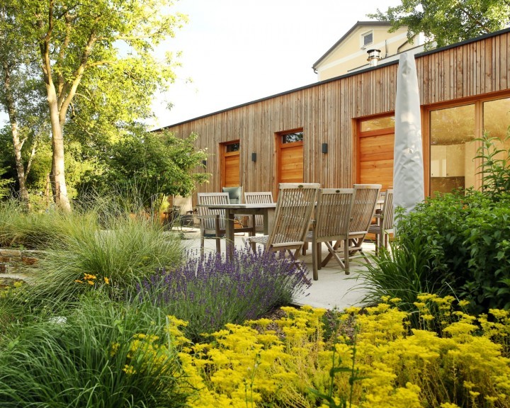 Sitzplatz privat Garten G Staudenbeet Gehölze Bäume Beschattung