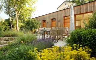 Sitzplatz privat Garten G Staudenbeet Gehölze Bäume Beschattung