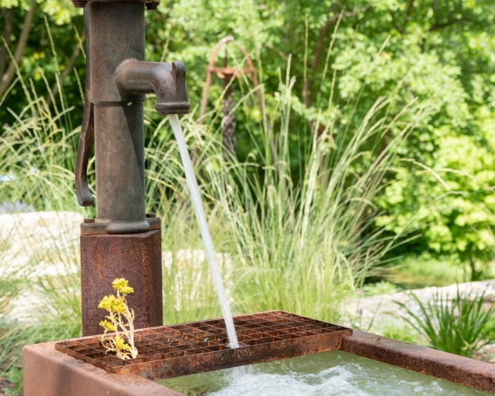 Wassertrop Wasserspiel privat Garten G