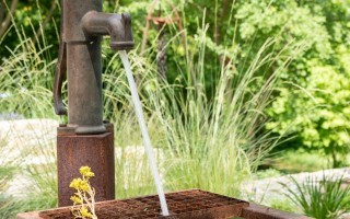 Wassertrop Wasserspiel privat Garten G