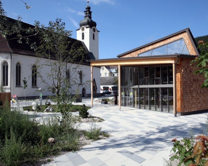 Haus der Wildnis Eingang Weltkulturerbezentrum Lunz am See Kirche Baum Beschattung