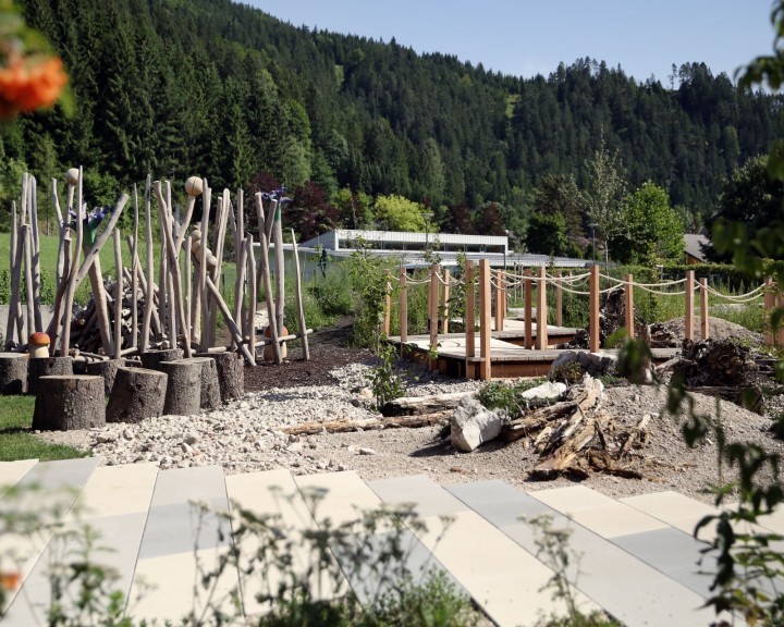 Haus der Wildnis Spielplatz Weltkulturerbezentrum Lunz am See Robinienstämme