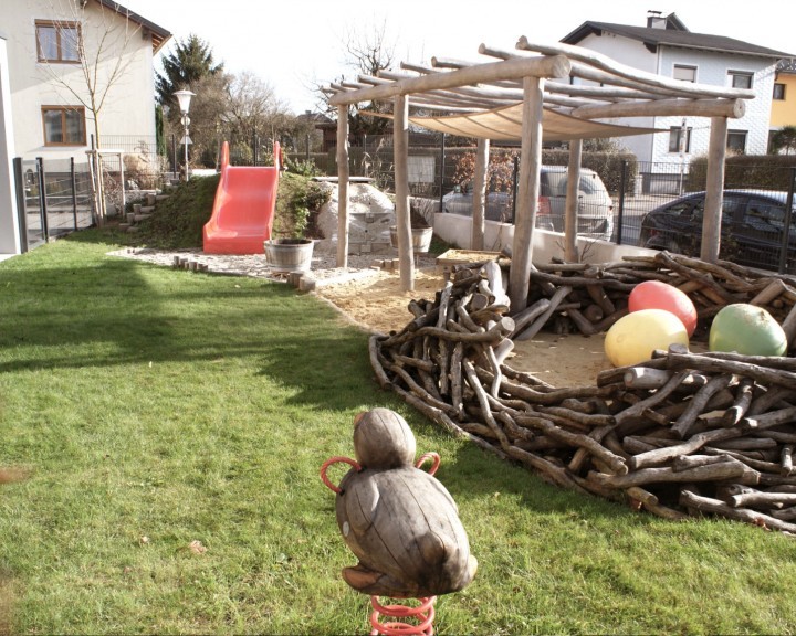 Umdasch Spielplatz Betrieb Kindergarten Sandspiel Beschattung Rutsche
