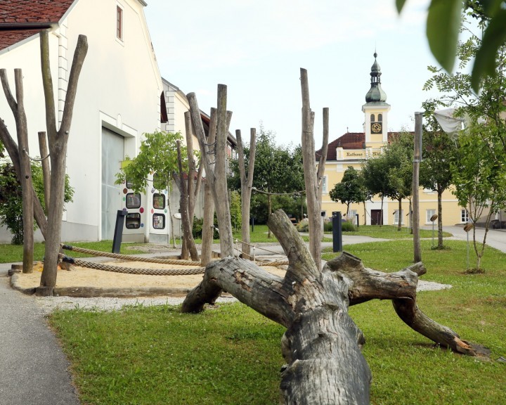 Spielplatz Grünes Zentrum Obstgarten Aschabch Markt