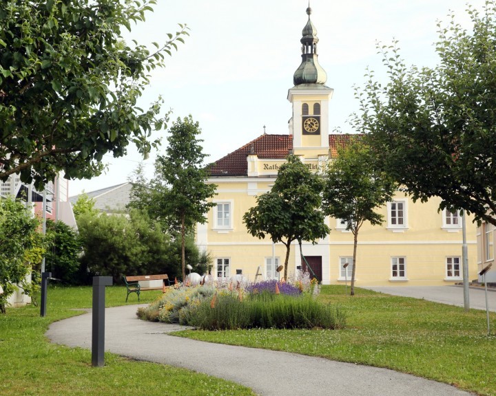Wegeführung Bäume Grünes Zentrum Obstgarten Aschabch Markt
