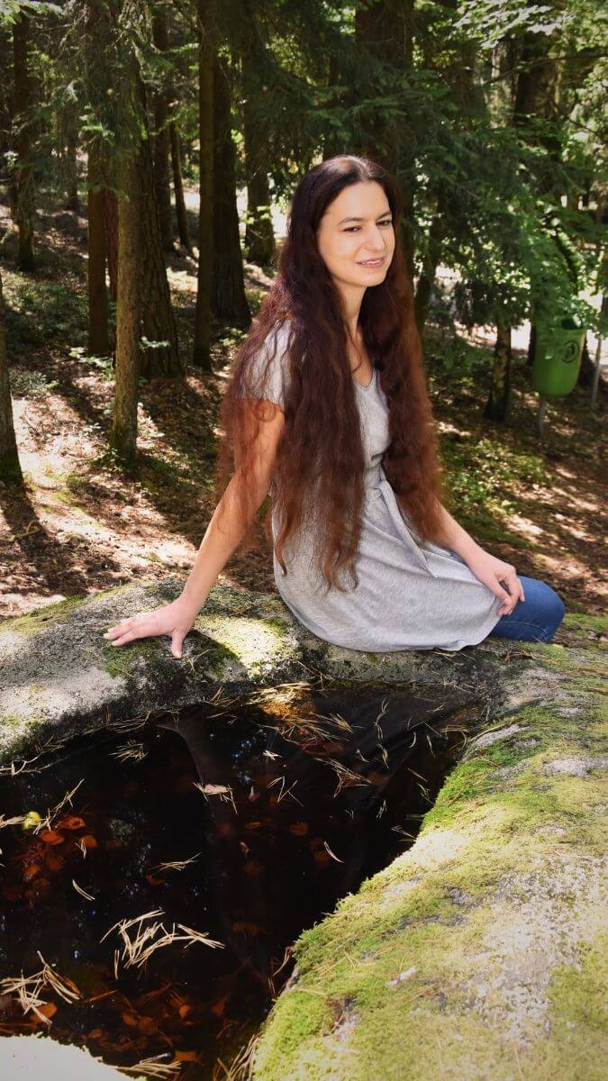 Fantasy-Autorin am Roman-Schauplatz