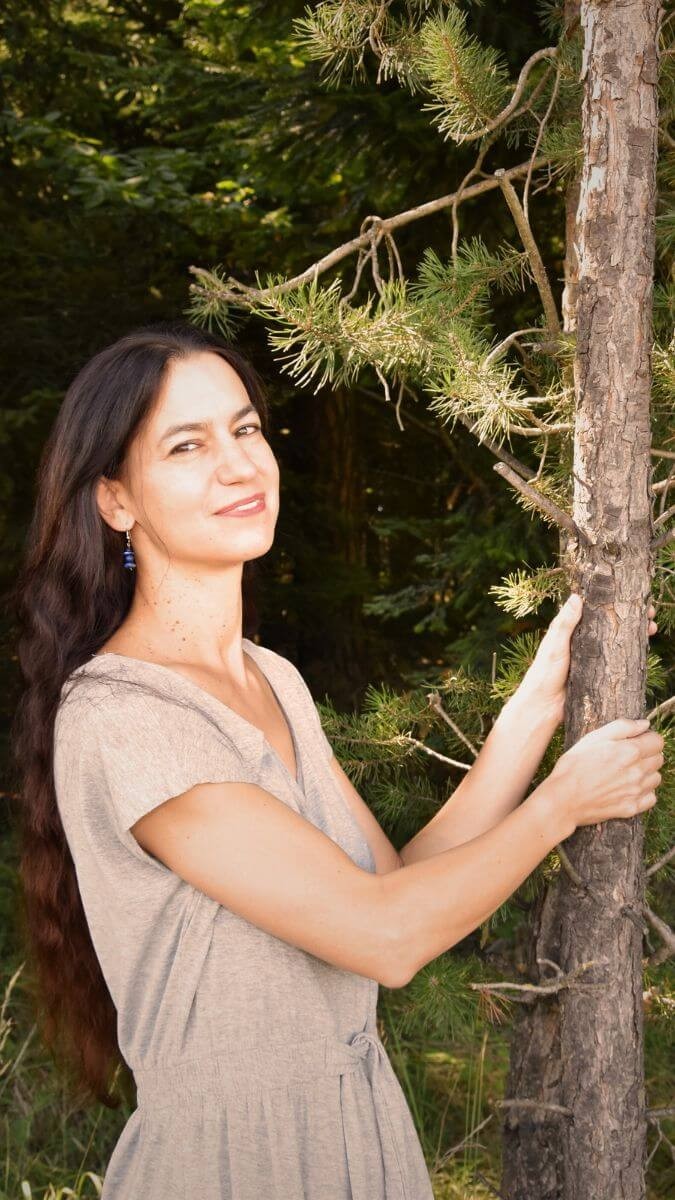 Fantasy-Autorin im Wald