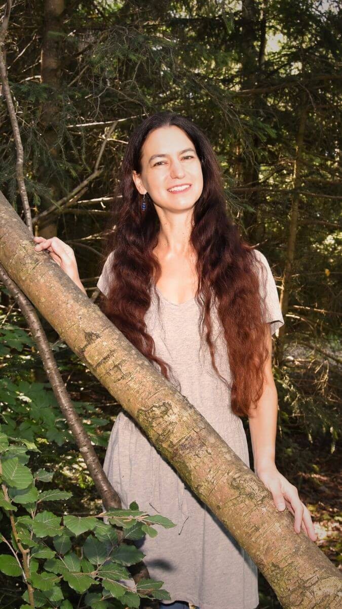 Fantasy-Autorin in mystischer Welt