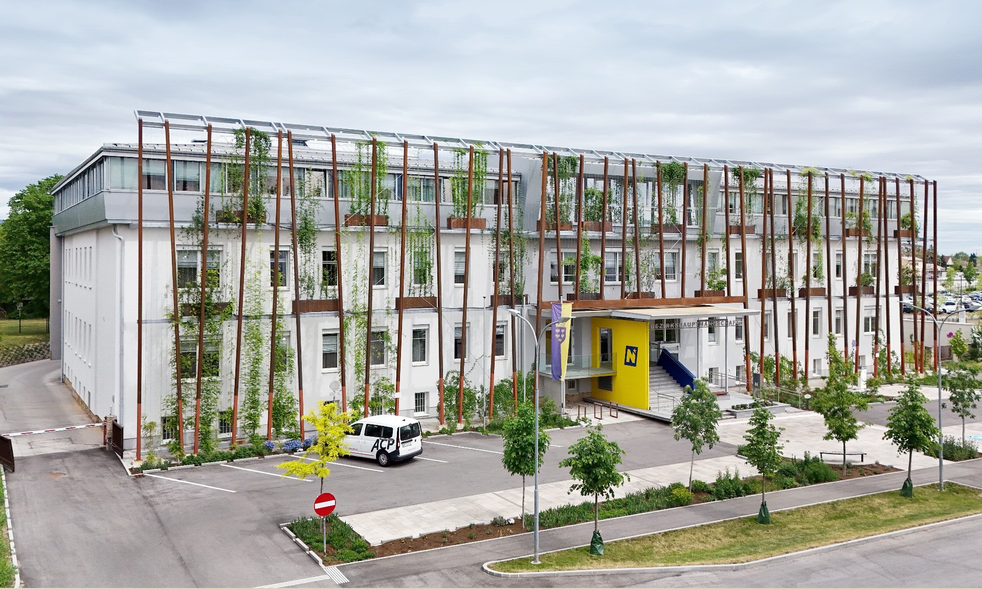 Vertikale Fassadenbegrünung BH Neunkirchen
