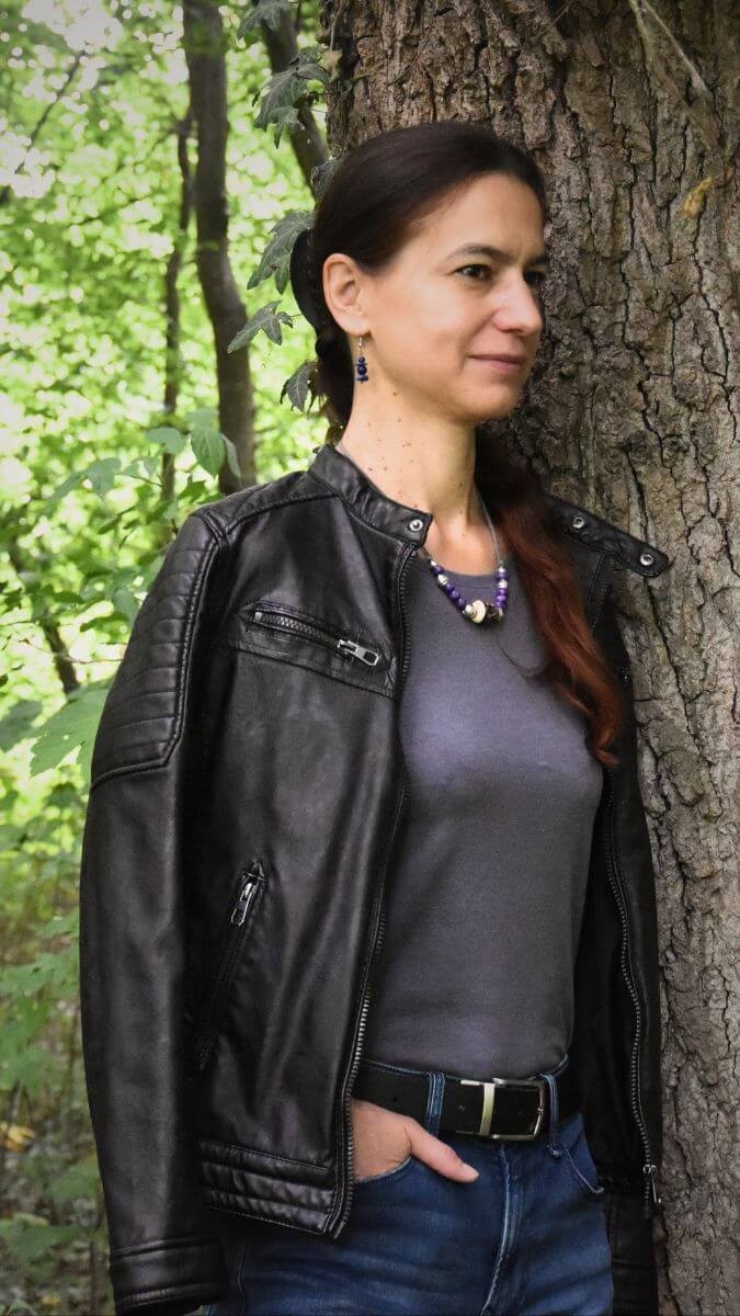 Fantasy-Autorin im Wald