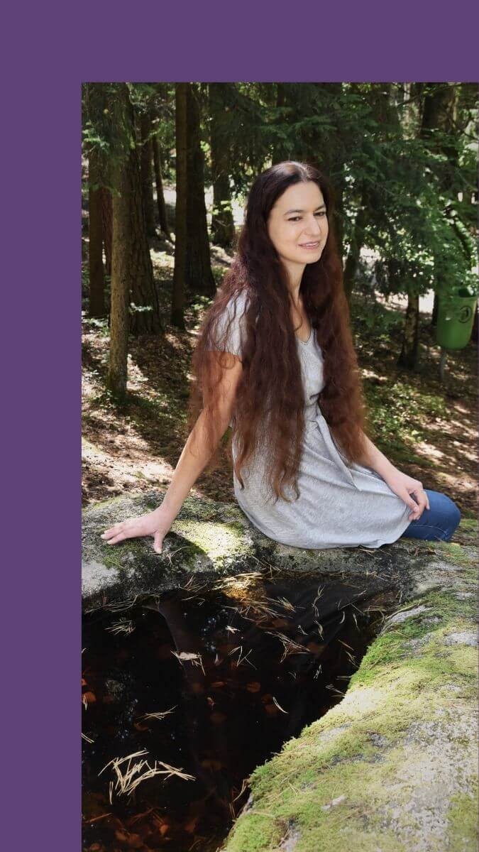 Fantasy-Autorin am Buch-Schauplatz