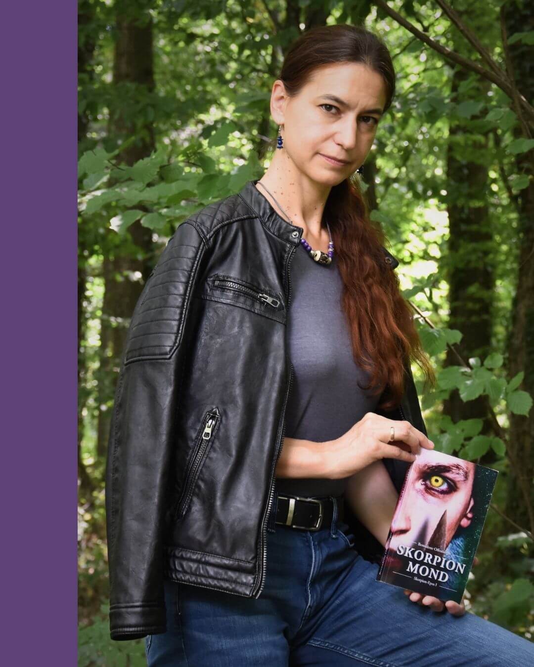 Autorin mit Fantasy-Buch