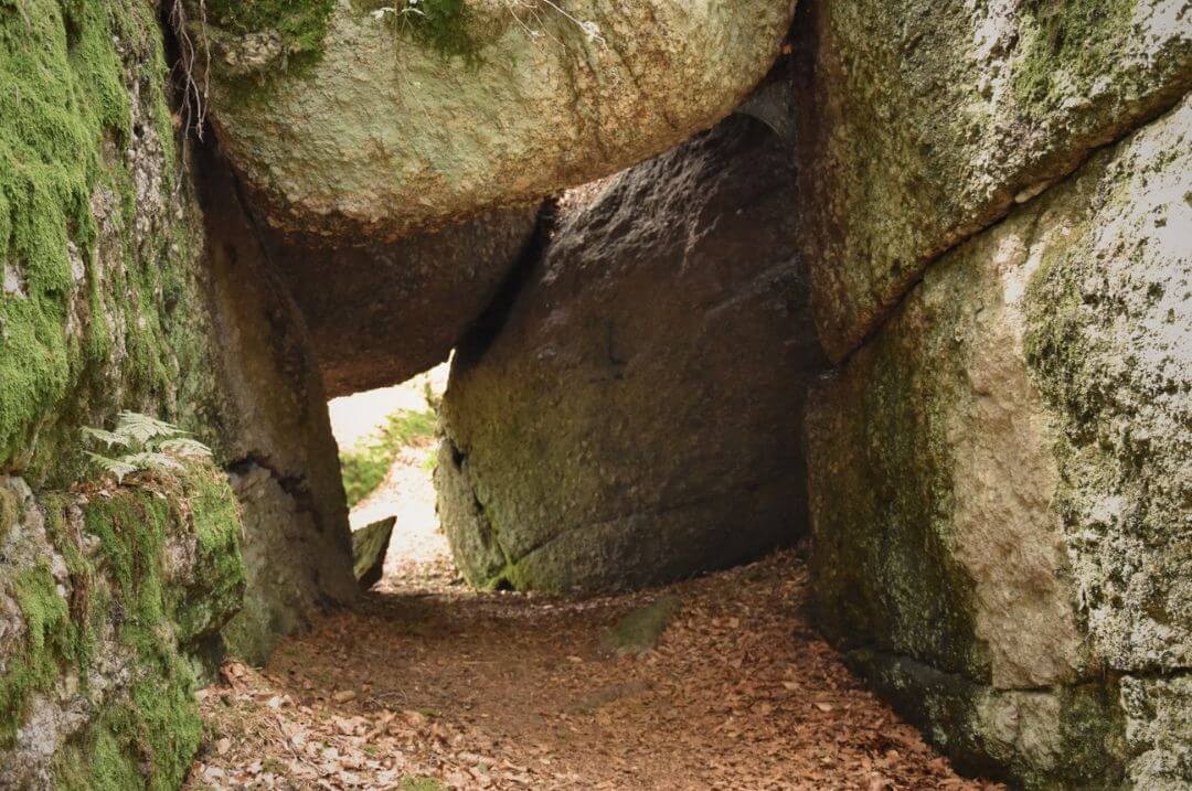 Kleine Höhle in einer Fantasywelt