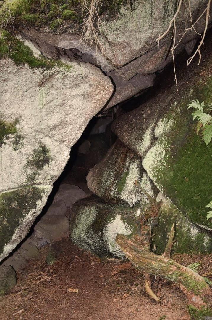 Eingang zur Höhle des dunklen Meisters