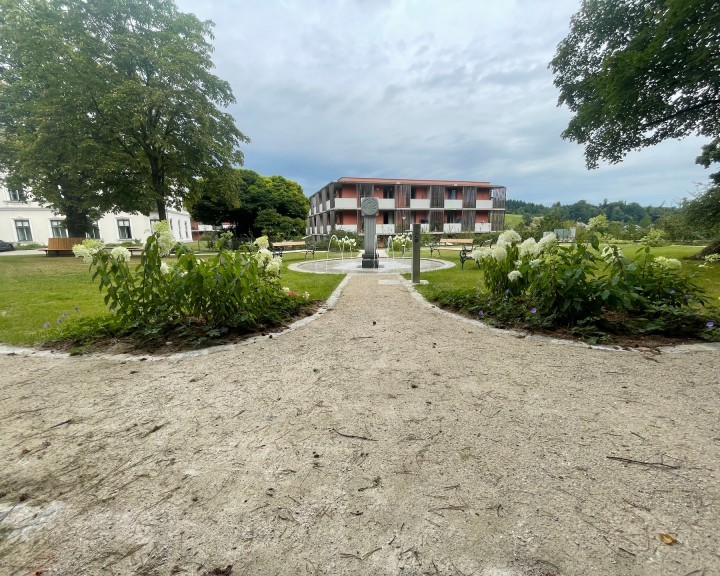 Wassergebundene Decke Stauden Hortensie Wasserspiel Brunnen