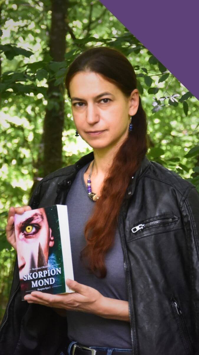 Fantasyautorin mit Buch