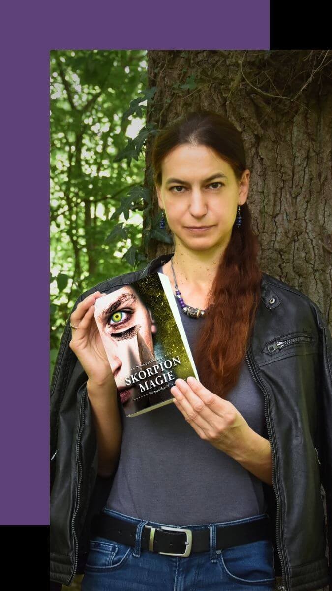Fantasy-Autorin mit Buch