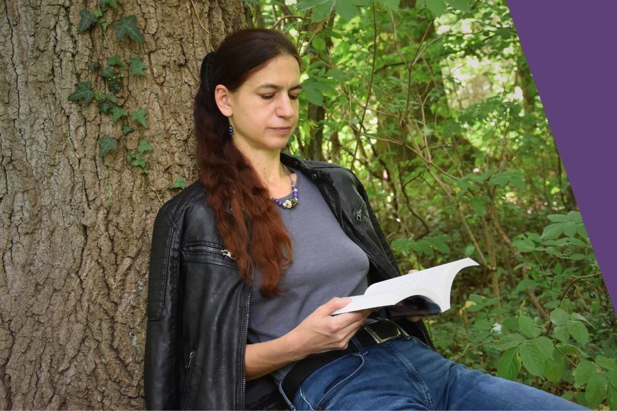 Fantasy-Autorin mit Buch
