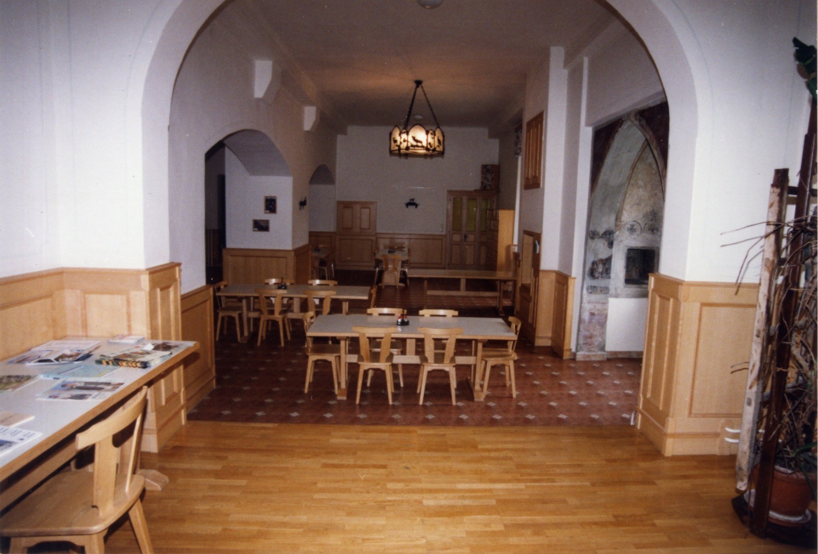 1990 EG Speisesaal Nische Kapelle.jpg