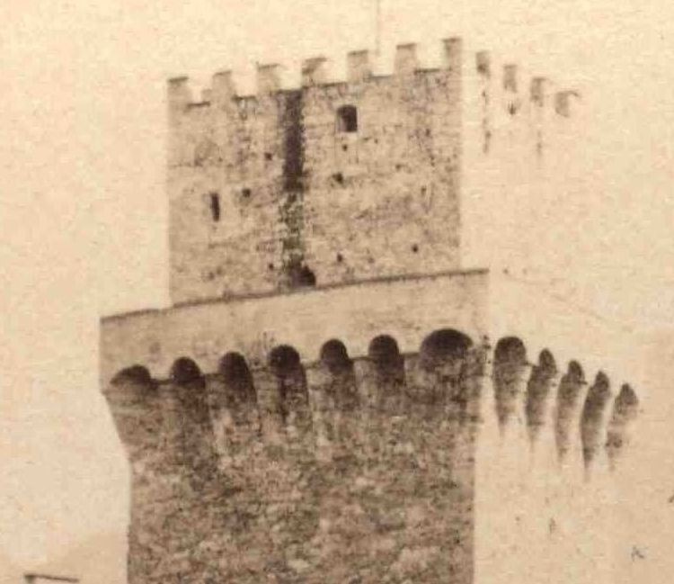 Bergfried ohne Pultdach.jpg